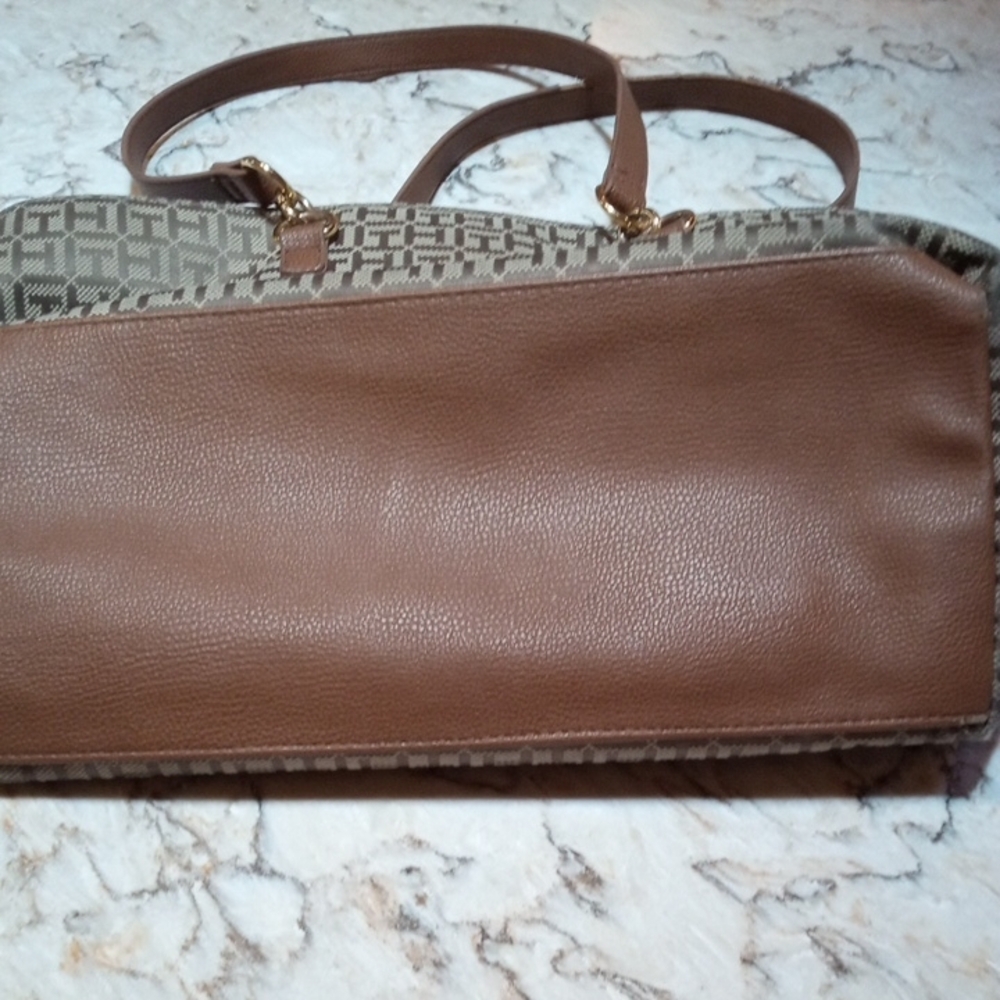 Tommy Hilfiger Brown and Red Shoulder Bag with Smooth Interior and Bright Zipper - Picture 5 of 6